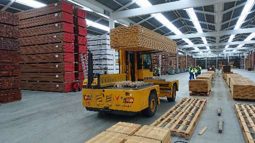 Bild 4: Holztransport in einer der Hallen. Foto: IFN/D. Stoverock